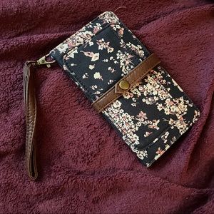 Aero wristlet